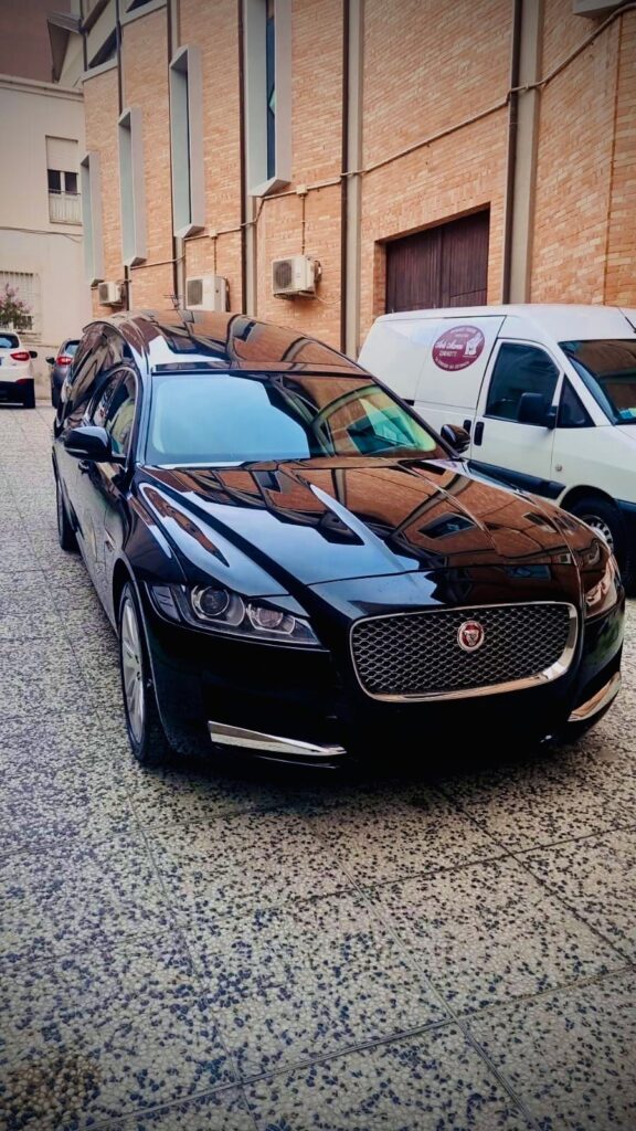 Carro jaguar nero